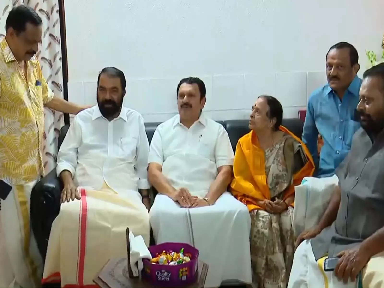 V. Sivankutty, के मुरलीधरन ने केरल में पद्म श्री पुरस्कार विजेता कलामंडलम विमला मेनन के आवास का दौरा किया V. Sivankutty, के मुरलीधरन ने केरल में पद्म श्री पुरस्कार विजेता कलामंडलम विमला मेनन के आवास का दौरा किया