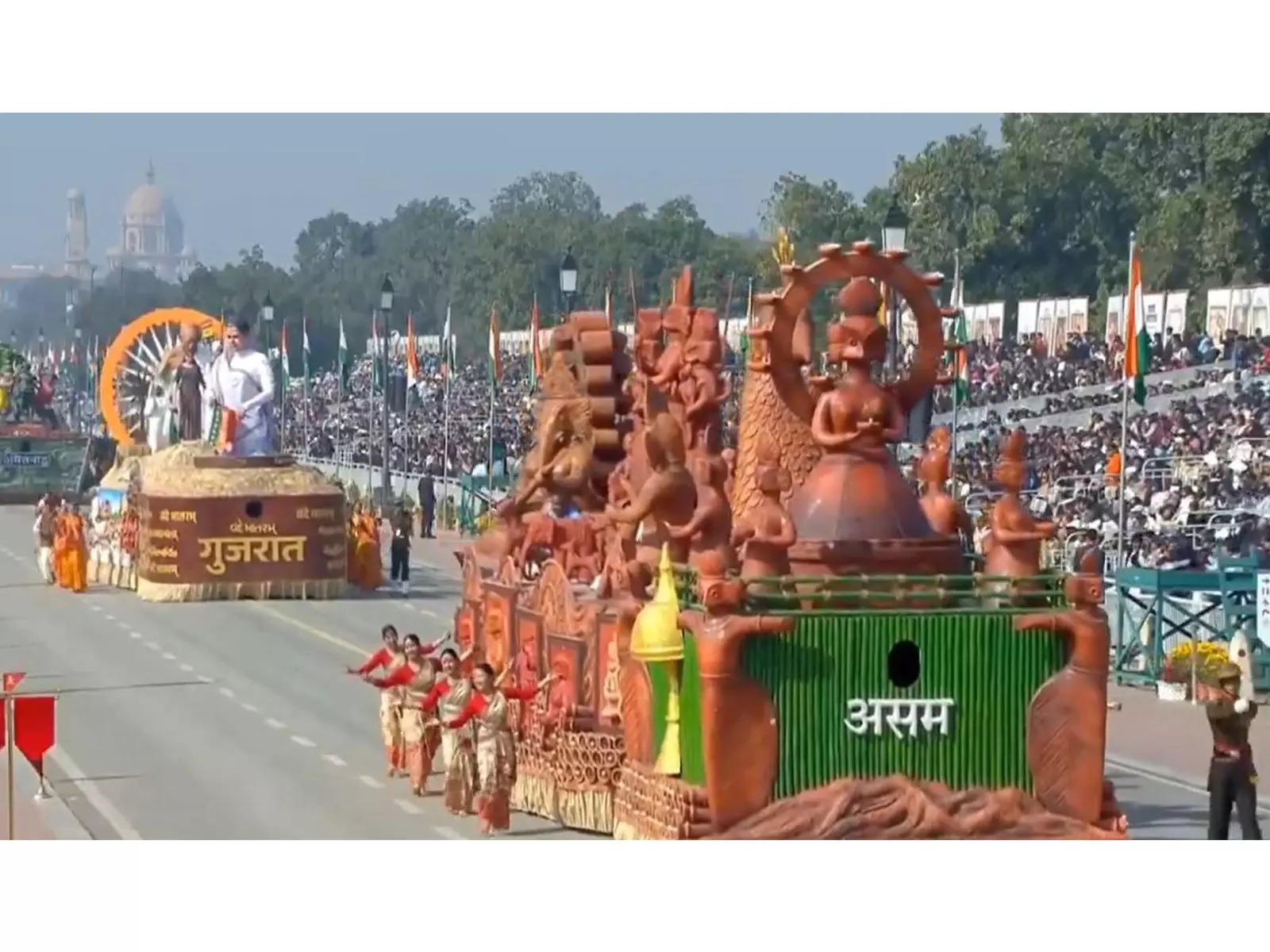 CM हिमंता बिस्वा सरमा ने राज्य की गणतंत्र दिवस झांकी की सराहना की CM हिमंता बिस्वा सरमा ने राज्य की गणतंत्र दिवस झांकी की सराहना की