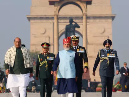 77वें गणतंत्र दिवस पर PM मोदी की मैरून पगड़ी ने सबका ध्यान खींचा 77वें गणतंत्र दिवस पर PM मोदी की मैरून पगड़ी ने सबका ध्यान खींचा