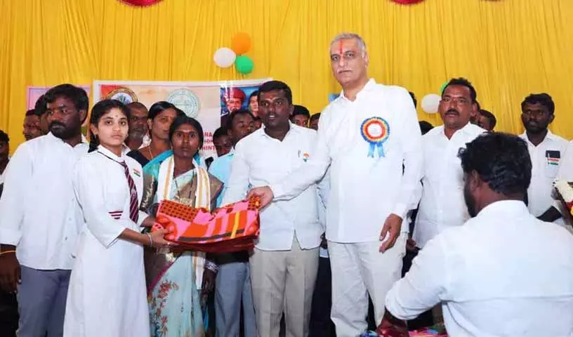 हरीश राव ने NEET पास करने वाली लड़कियों को ट्यूशन सपोर्ट देने का वादा किया हरीश राव ने NEET पास करने वाली लड़कियों को ट्यूशन सपोर्ट देने का वादा किया