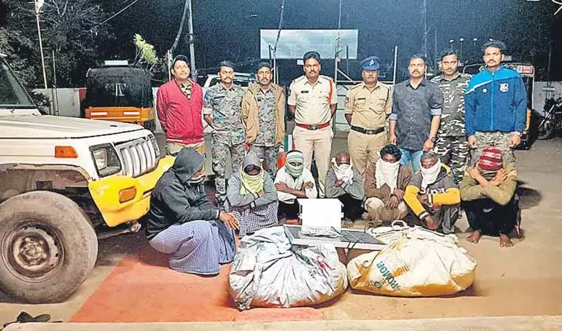 Adilabad में किसानों से कपास चुराने के आरोप में सात लोग गिरफ्तार Adilabad में किसानों से कपास चुराने के आरोप में सात लोग गिरफ्तार