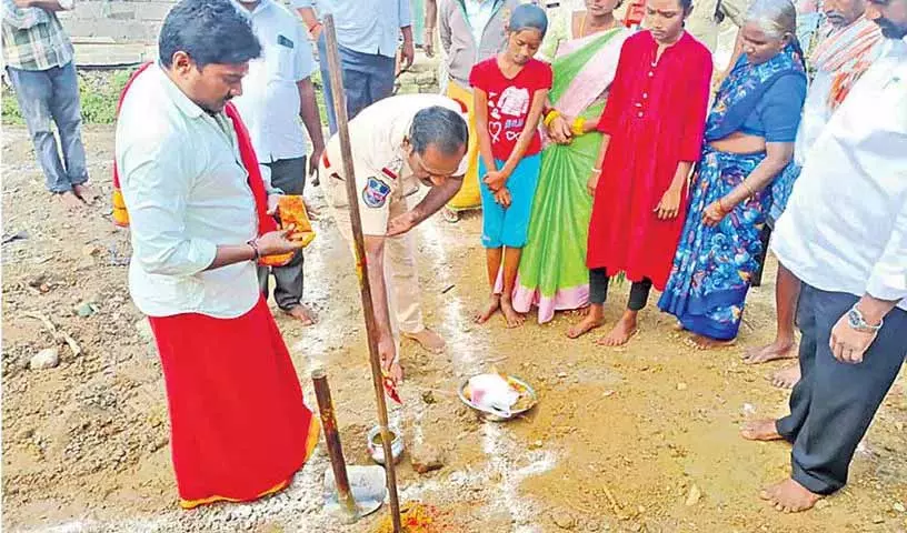 Warangal में नेक दिल पुलिसकर्मी ने अनाथ भाई-बहनों के लिए घर बनाया Warangal में नेक दिल पुलिसकर्मी ने अनाथ भाई-बहनों के लिए घर बनाया
