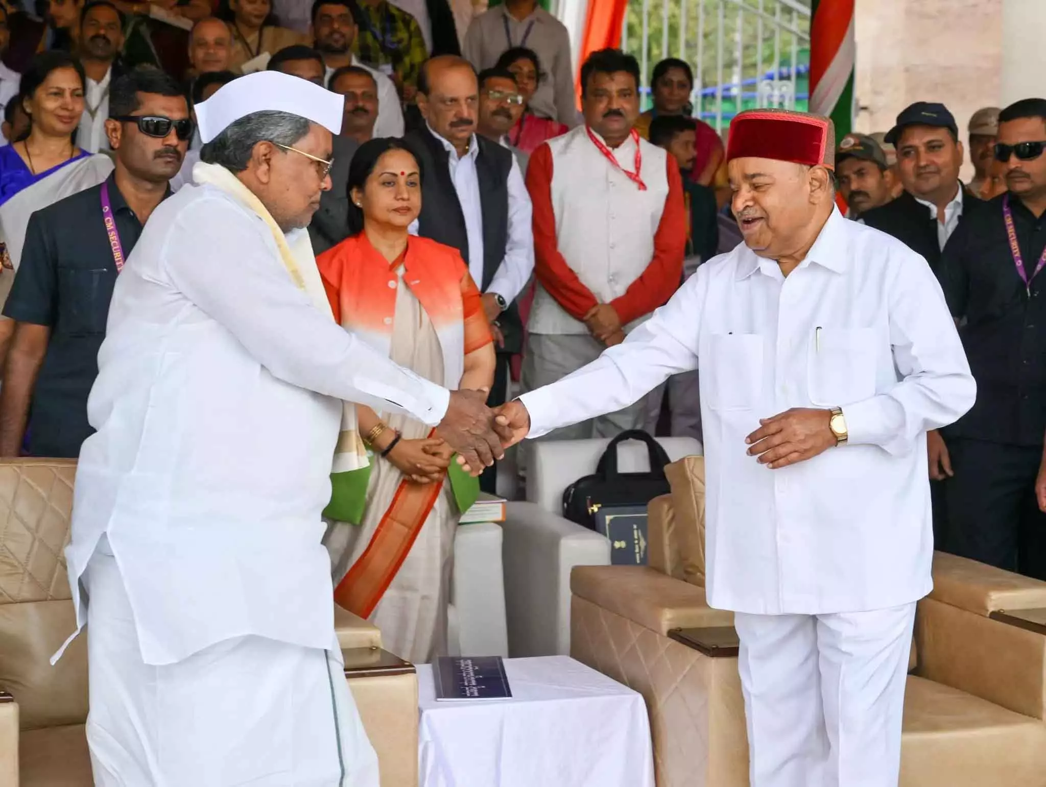 राज्यपाल बनाम सरकार: CM Siddaramaiah ने राजभवन के हस्तक्षेप पर उठाए सवाल राज्यपाल बनाम सरकार: CM Siddaramaiah ने राजभवन के हस्तक्षेप पर उठाए सवाल