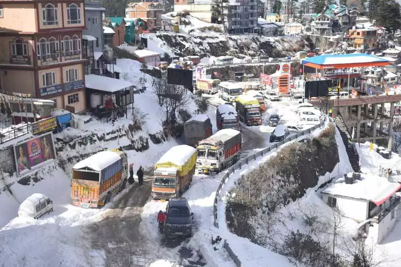 बर्फबारी के 2 दिन बाद भी Himachal में 800 सड़कें अभी भी बंद हैं, 1,900 ट्रांसफार्मर खराब बर्फबारी के 2 दिन बाद भी Himachal में 800 सड़कें अभी भी बंद हैं, 1,900 ट्रांसफार्मर खराब