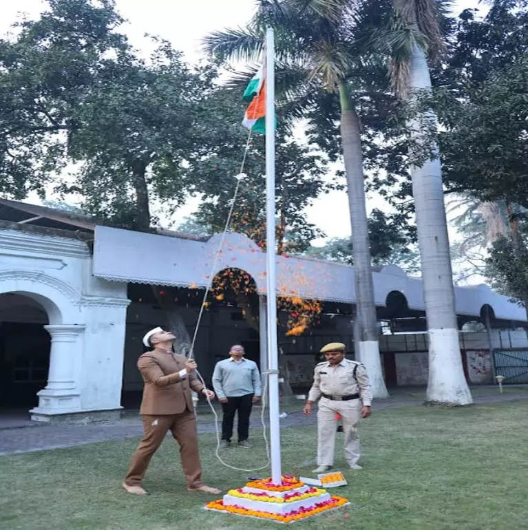 गणतंत्र दिवस पर कलेक्टर बंगला परिसर में फहराया गया तिरंगा गणतंत्र दिवस पर कलेक्टर बंगला परिसर में फहराया गया तिरंगा
