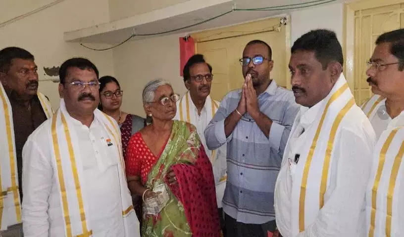 Antathi Vijayakumar ने सूर्यापेट में मत्तैया चारी को श्रद्धांजलि दी Antathi Vijayakumar ने सूर्यापेट में मत्तैया चारी को श्रद्धांजलि दी