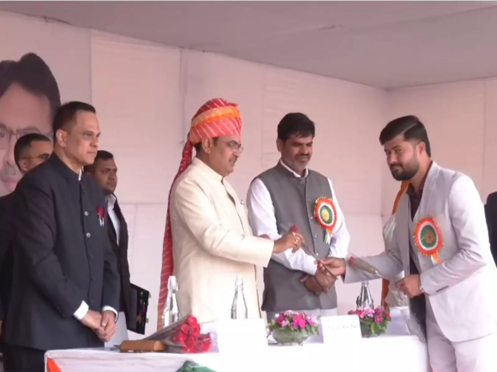 CM भजनलाल शर्मा ने 77वें गणतंत्र दिवस पर उत्कृष्ट कार्य करने वाले कर्मचारियों को सम्मानित किया CM भजनलाल शर्मा ने 77वें गणतंत्र दिवस पर उत्कृष्ट कार्य करने वाले कर्मचारियों को सम्मानित किया