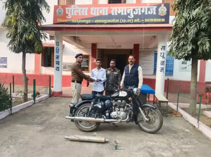 पुलिस ने मॉडिफाइड साइलेंसर वाली बुलेट पर कार्रवाई, चालक से वसूला जुर्माना पुलिस ने मॉडिफाइड साइलेंसर वाली बुलेट पर कार्रवाई, चालक से वसूला जुर्माना