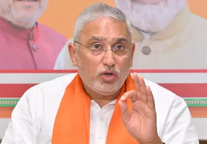 गुजरात चुनावी तैयारी: BJP ने तीन जिलों में यूनिट्स का किया रीऑर्गनाइजेशन गुजरात चुनावी तैयारी: BJP ने तीन जिलों में यूनिट्स का किया रीऑर्गनाइजेशन