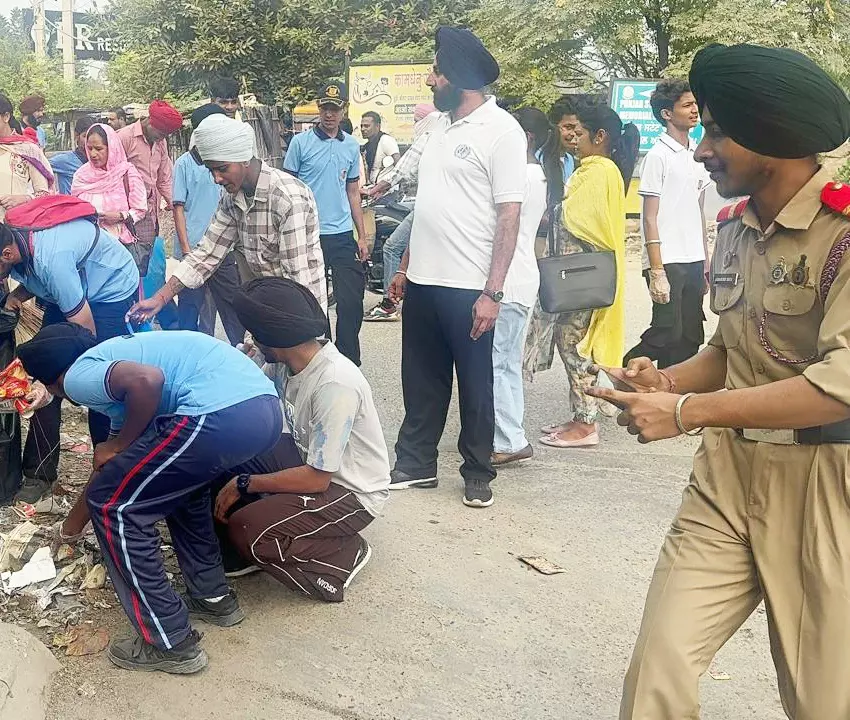 Amritsar: गणतंत्र दिवस पर सूचना एवं प्रसारण मंत्रालय ने दिया स्वच्छता का संदेश Amritsar: गणतंत्र दिवस पर सूचना एवं प्रसारण मंत्रालय ने दिया स्वच्छता का संदेश