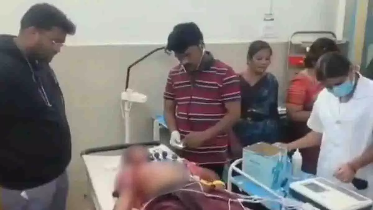Telangana के गुरुकुल स्कूल का क्लास 8 का छात्र चलती ऑटो से गिरने से मरा Telangana के गुरुकुल स्कूल का क्लास 8 का छात्र चलती ऑटो से गिरने से मरा