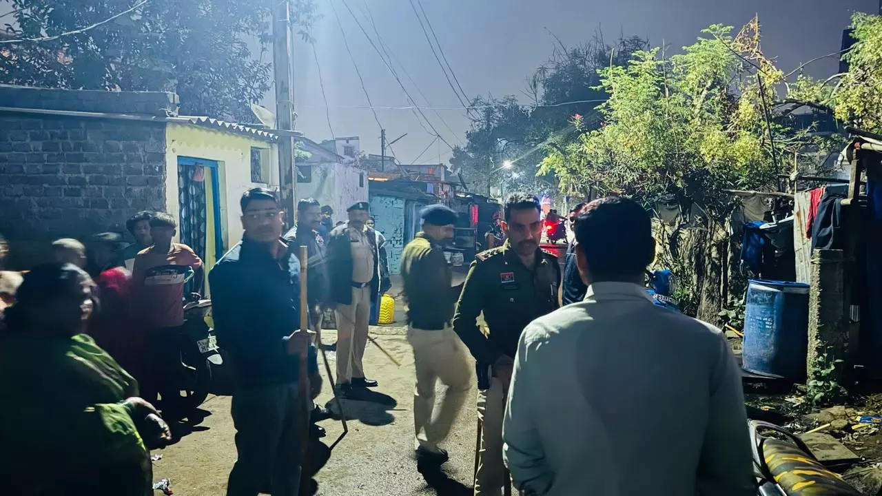 रायपुर पुलिस ने चलाया पैदल पेट्रोलिंग चेकिंग अभियान, विजिबल पुलिसिंग से बढ़ाई गई सुरक्षा रायपुर पुलिस ने चलाया पैदल पेट्रोलिंग चेकिंग अभियान, विजिबल पुलिसिंग से बढ़ाई गई सुरक्षा