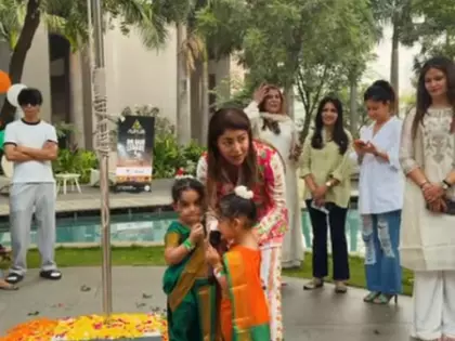 गणतंत्र दिवस पर Debina बनर्जी और बच्चियों की नौवारी साड़ी में खास झलक गणतंत्र दिवस पर Debina बनर्जी और बच्चियों की नौवारी साड़ी में खास झलक