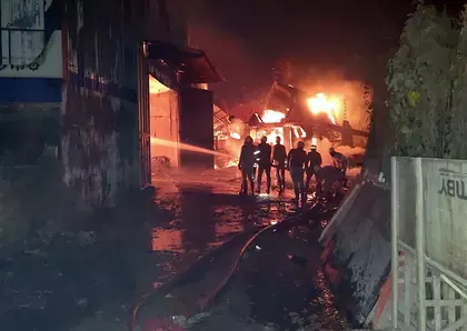 Kolkata वेयरहाउस आग: मृतकों की संख्या बढ़कर 7 हुई Kolkata वेयरहाउस आग: मृतकों की संख्या बढ़कर 7 हुई