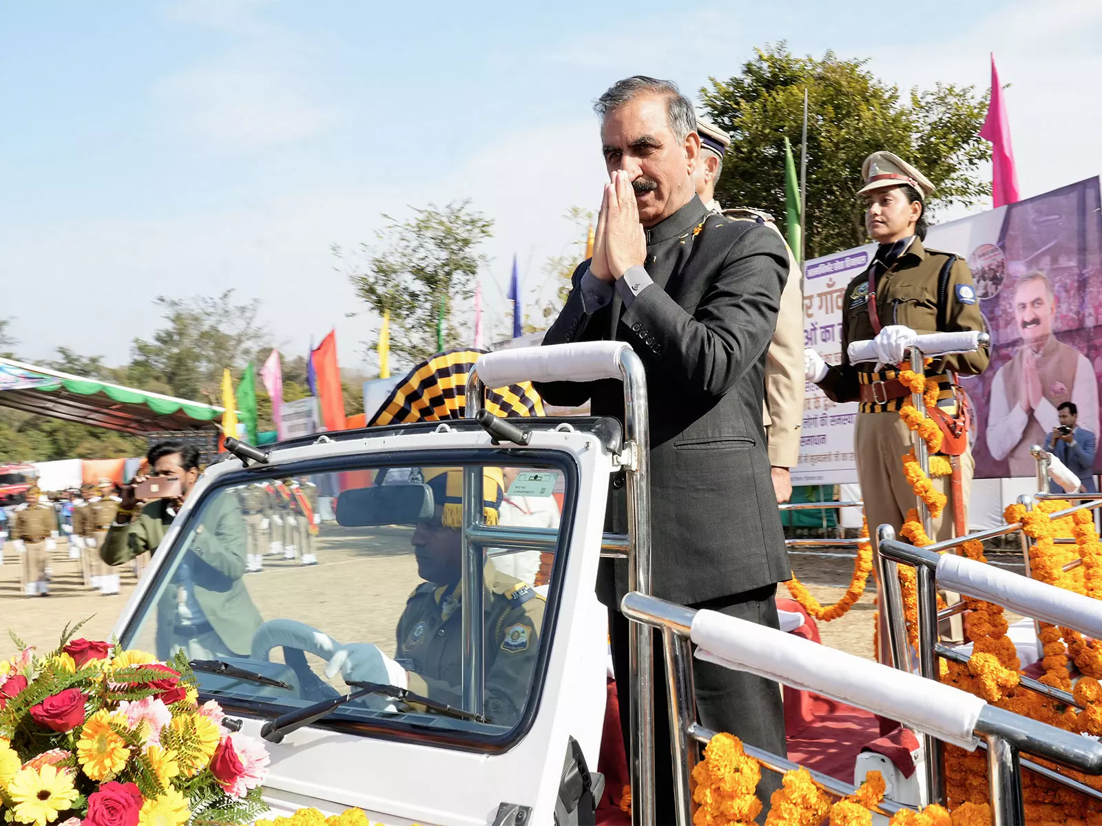 Shimla में बर्फबारी के बीच गणतंत्र दिवस समारोह, नेताओं ने जलवायु और किसानों पर चिंता जताई Shimla में बर्फबारी के बीच गणतंत्र दिवस समारोह, नेताओं ने जलवायु और किसानों पर चिंता जताई