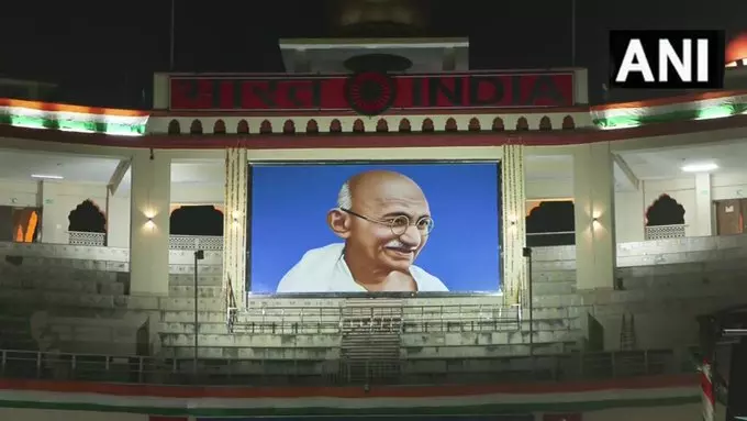 77वें गणतंत्र दिवस पर अमृतसर के अटारी-वाघा बॉर्डर को तिरंगे की रोशनी से सजाया गया 77वें गणतंत्र दिवस पर अमृतसर के अटारी-वाघा बॉर्डर को तिरंगे की रोशनी से सजाया गया