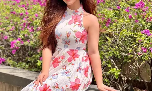 Valentine Week Outfit Idea: वैलेंटाइन वीक के लिए खरीदकर रख लें ऐसे अटायर