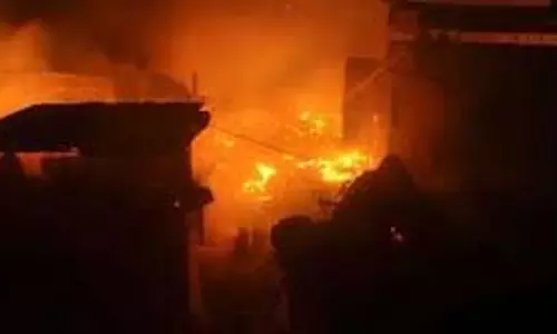 Jammu Kashmir: CRPF कैंप में लगी भीषण आग, भारी नुकसान Jammu Kashmir: CRPF कैंप में लगी भीषण आग, भारी नुकसान