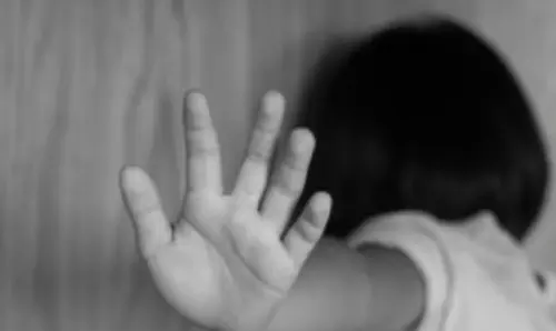 बच्ची के साथ गलत हरकत करने की कोशिश, दो दरिंदे की तलाश में पुलिस बच्ची के साथ गलत हरकत करने की कोशिश, दो दरिंदे की तलाश में पुलिस