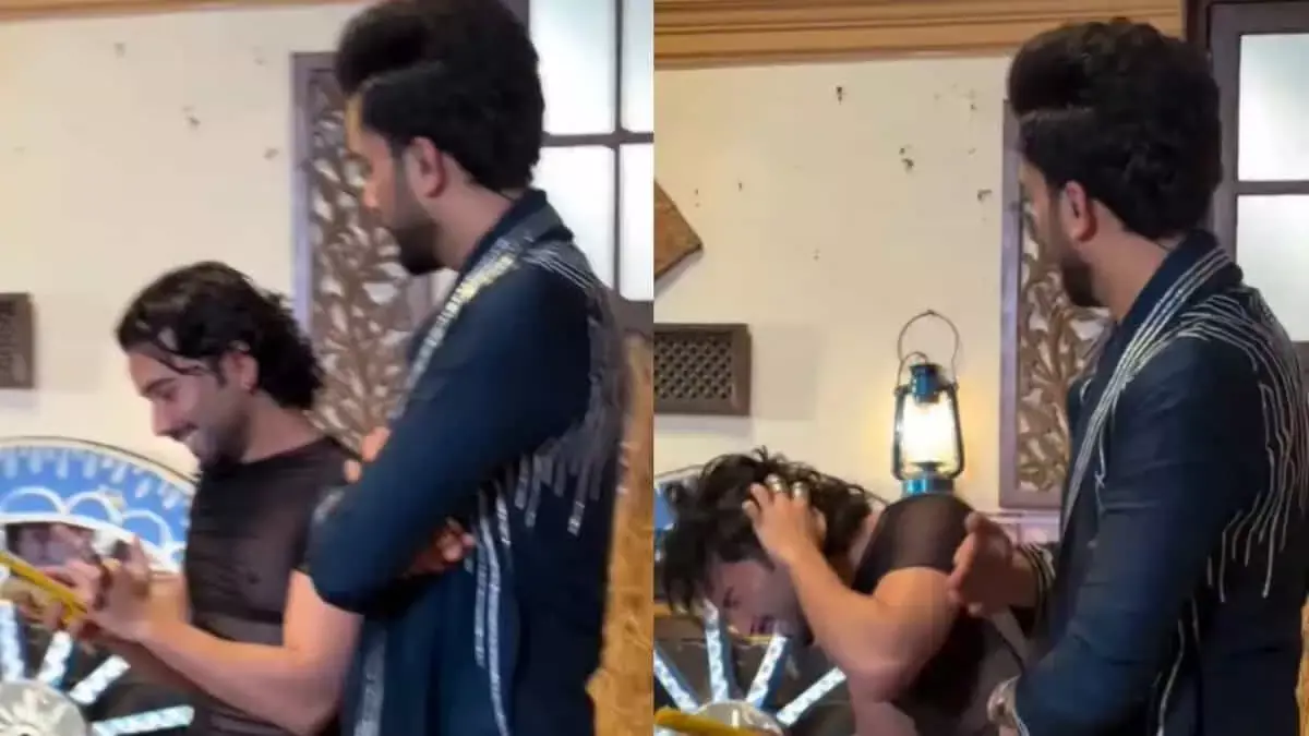 एल्विश यादव ने ओरी को मारा ‘थप्पड़’, वायरल वीडियो ने मचाया बवाल एल्विश यादव ने ओरी को मारा ‘थप्पड़’, वायरल वीडियो ने मचाया बवाल