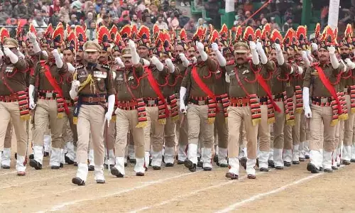 Jammu -Kashmir में कड़ी सुरक्षा में पारंपरिक उत्साह के साथ गणतंत्र दिवस मनाया गया Jammu -Kashmir में कड़ी सुरक्षा में पारंपरिक उत्साह के साथ गणतंत्र दिवस मनाया गया