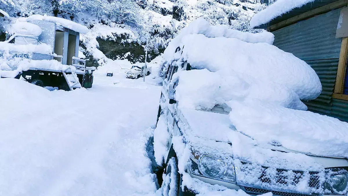 Dehradun: ऑरेंज वॉर्निंग जारी, भारी बारिश और बर्फबारी के चलते स्कूल और आंगनवाड़ी सेंटर बंद