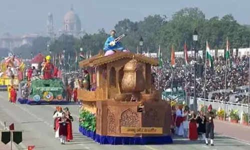 गणतंत्र दिवस परेड में जम्मू-कश्मीर की कला और संगीत ने सांस्कृतिक समृद्धि का प्रदर्शन किया गणतंत्र दिवस परेड में जम्मू-कश्मीर की कला और संगीत ने सांस्कृतिक समृद्धि का प्रदर्शन किया