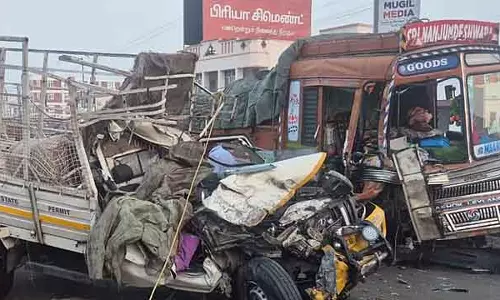 Namakkal : एक लॉरी और मालवाहक गाड़ी की टक्कर में तीन लोगों की मौत Namakkal : एक लॉरी और मालवाहक गाड़ी की टक्कर में तीन लोगों की मौत