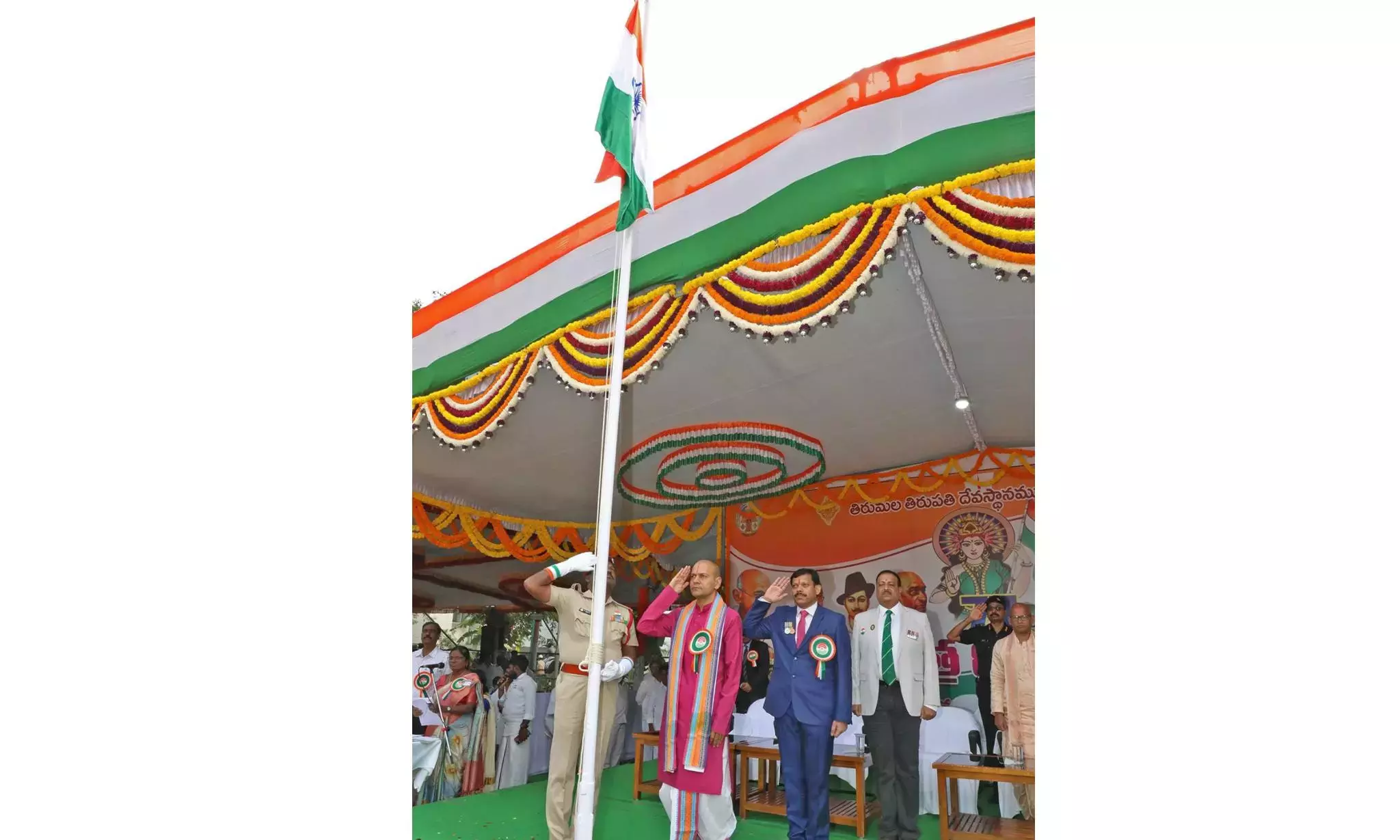 TTD में गणतंत्र दिवस मनाया गया; कर्मचारियों को उनकी सेवा के लिए सम्मानित किया गया