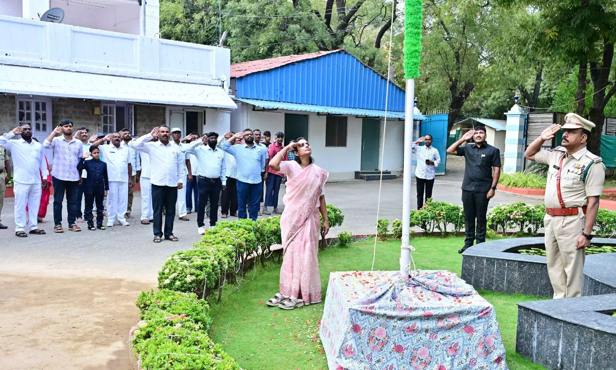 Andhra: 77वां गणतंत्र दिवस समारोह कुरनूल, नांदयाल कडपा जिलों में आयोजित किया गया Andhra: 77वां गणतंत्र दिवस समारोह कुरनूल, नांदयाल कडपा जिलों में आयोजित किया गया