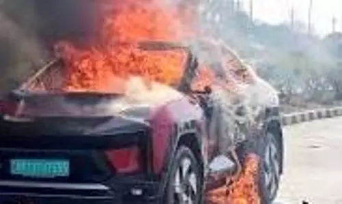 UP News: चलती इलेक्ट्रिक कार में लगी आग, सवारों ने कूदकर बचाई जान UP News: चलती इलेक्ट्रिक कार में लगी आग, सवारों ने कूदकर बचाई जान