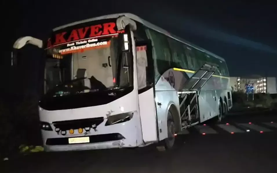 Kurnool के पास कावेरी ट्रैवल्स की बस का एक्सीडेंट, बड़ा हादसा टला Kurnool के पास कावेरी ट्रैवल्स की बस का एक्सीडेंट, बड़ा हादसा टला