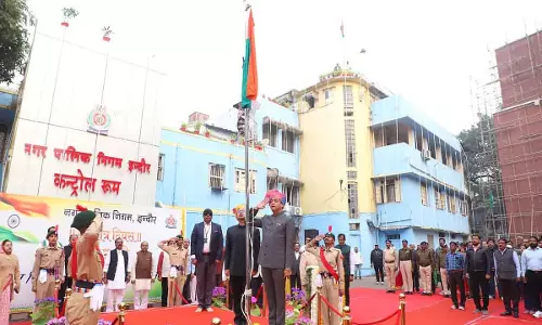 Indore : मेयर पुष्यमित्र भार्गव ने IMC में तिरंगा फहराया, अधिकारियों और नागरिकों को सम्मानित किया Indore : मेयर पुष्यमित्र भार्गव ने IMC में तिरंगा फहराया, अधिकारियों और नागरिकों को सम्मानित किया