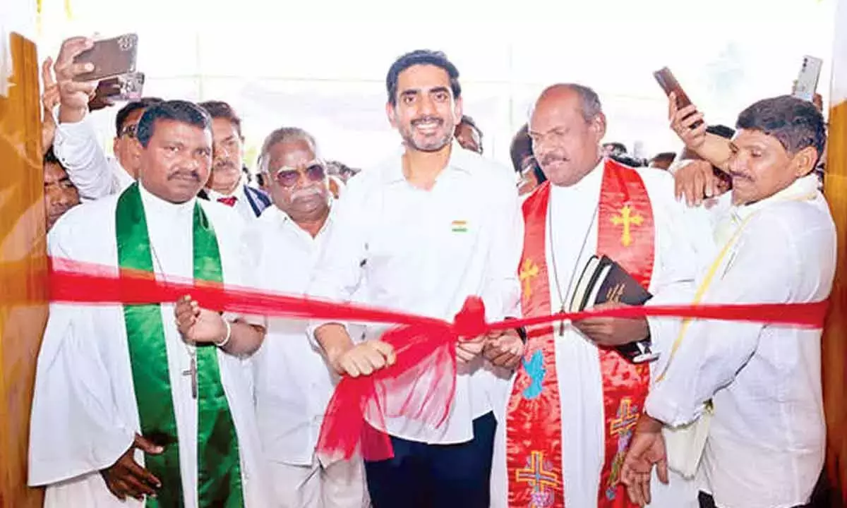Andhra: लोकेश ने मंगलागिरी को एक मॉडल बनाने के लिए एकता का आह्वान किया Andhra: लोकेश ने मंगलागिरी को एक मॉडल बनाने के लिए एकता का आह्वान किया