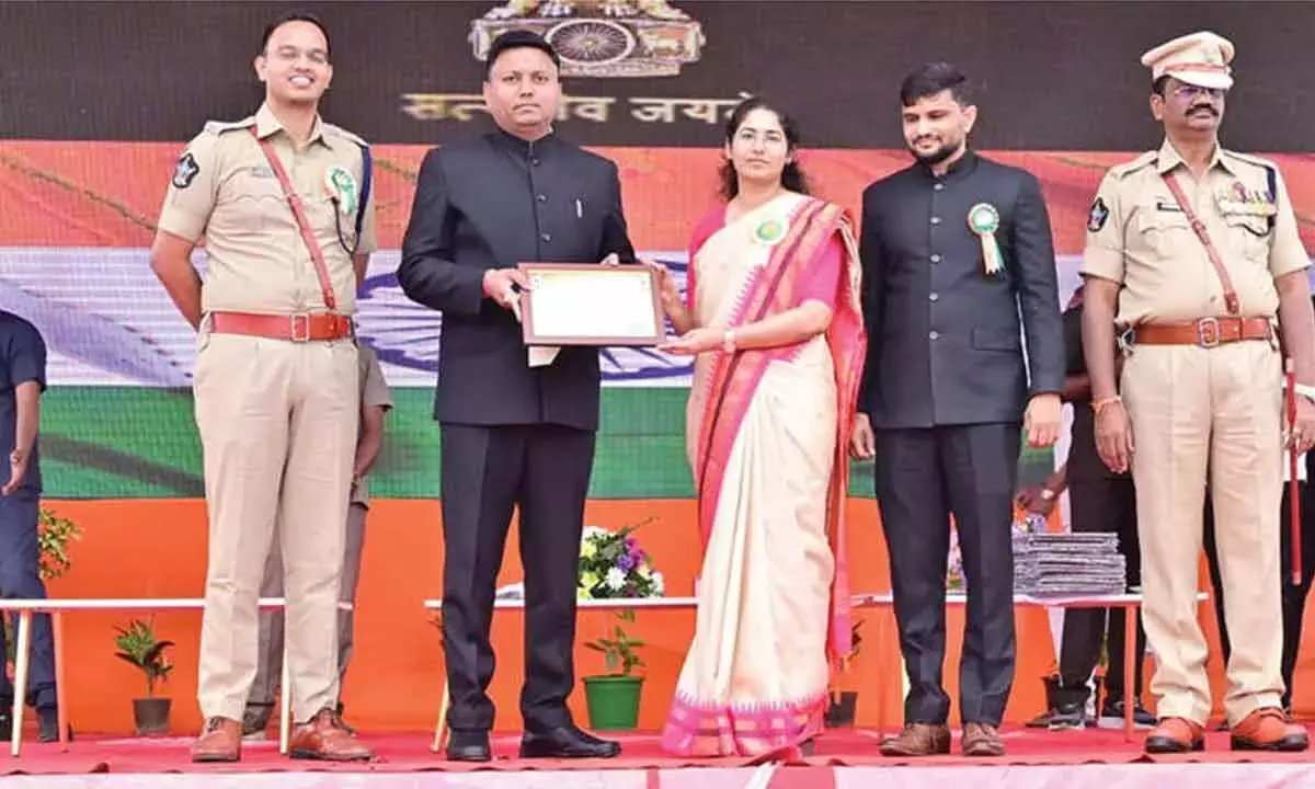 Andhra: चित्तूर में गणतंत्र दिवस धूमधाम से मनाया गया Andhra: चित्तूर में गणतंत्र दिवस धूमधाम से मनाया गया