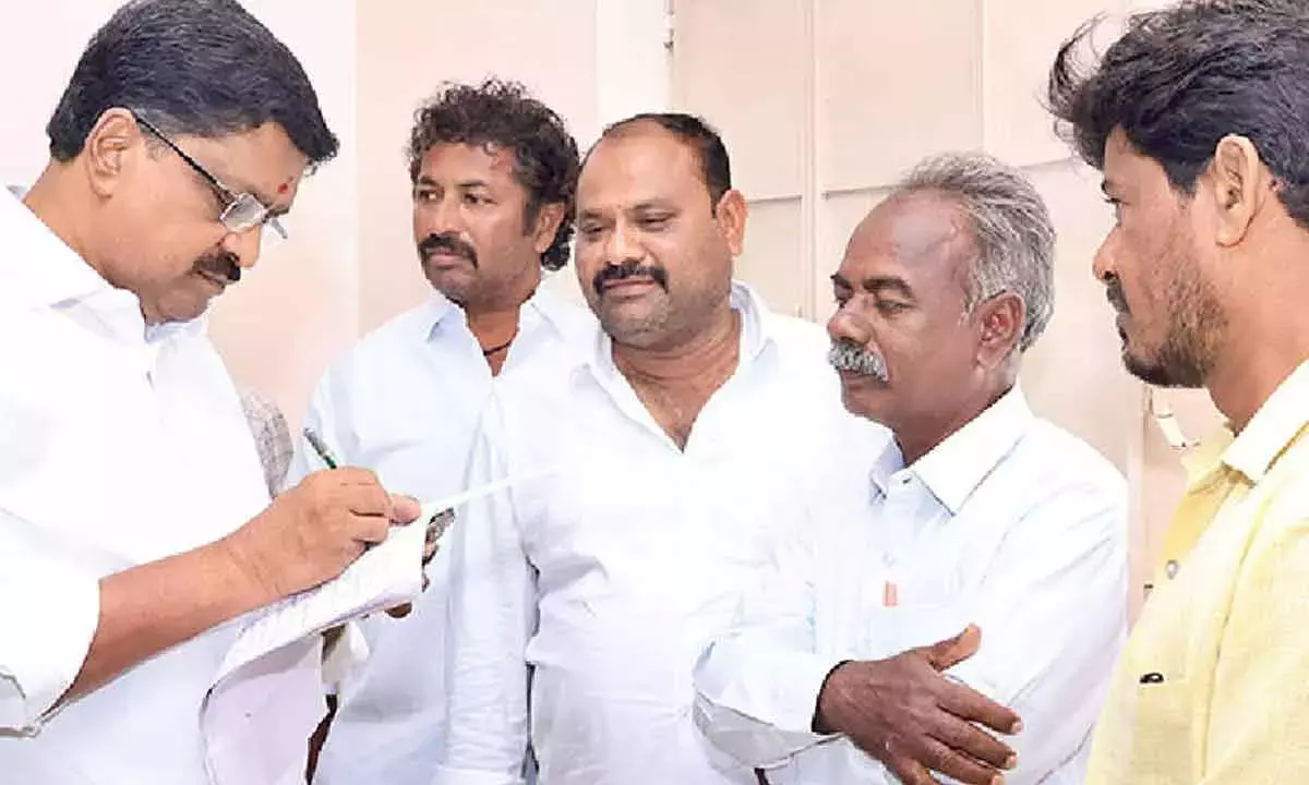 Andhra: मंत्री ने सार्वजनिक सेवाओं की समयबद्ध डिलीवरी का आश्वासन दिया Andhra: मंत्री ने सार्वजनिक सेवाओं की समयबद्ध डिलीवरी का आश्वासन दिया