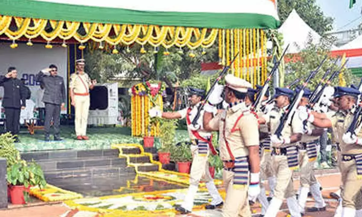 Andhra: कलेक्टर ने इनोवेटिव P4 मॉडल पर प्रकाश डाला Andhra: कलेक्टर ने इनोवेटिव P4 मॉडल पर प्रकाश डाला