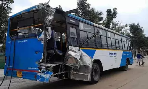 Bengaluru : रिवर्स करते समय बस ट्रेन से टकरा गई, पीछे से टक्कर लगने से लोग घायल