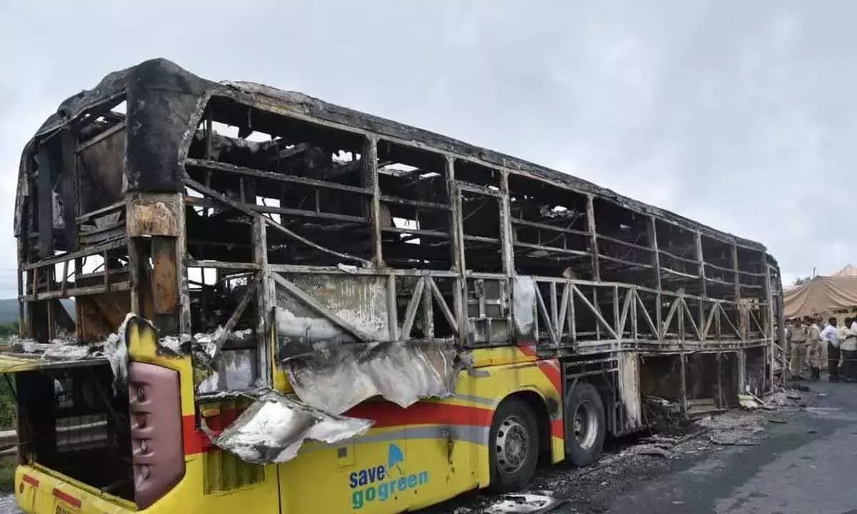 Kurnool में जगन्नाथ गट्टू के पास प्राइवेट ट्रैवल बस की टक्कर, कोई हताहत नहीं Kurnool में जगन्नाथ गट्टू के पास प्राइवेट ट्रैवल बस की टक्कर, कोई हताहत नहीं