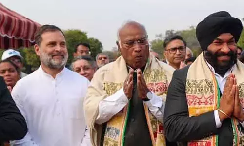 राहुल ने नहीं पहना Gamusa बीजेपी और कांग्रेस के बीच नई तकरार राहुल ने नहीं पहना Gamusa बीजेपी और कांग्रेस के बीच नई तकरार