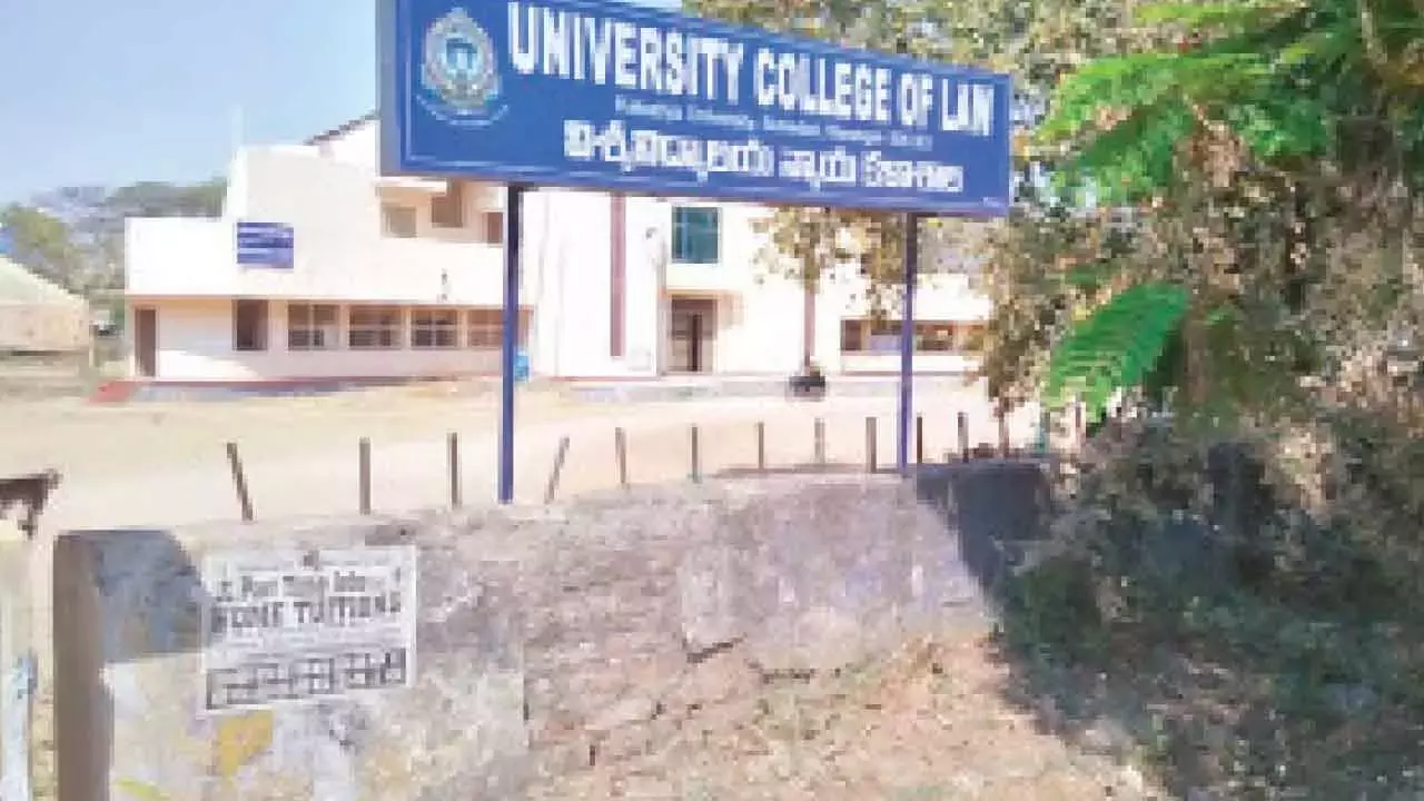 Faculty की कमी और देरी से मिलने वाले सपोर्ट से TG के रेजिडेंशियल लॉ कॉलेज बाधित हो रहे हैं Faculty की कमी और देरी से मिलने वाले सपोर्ट से TG के रेजिडेंशियल लॉ कॉलेज बाधित हो रहे हैं