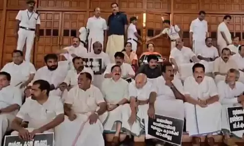 सबरीमाला सोने की चोरी को लेकर केरल विधानसभा में UDF का धरना