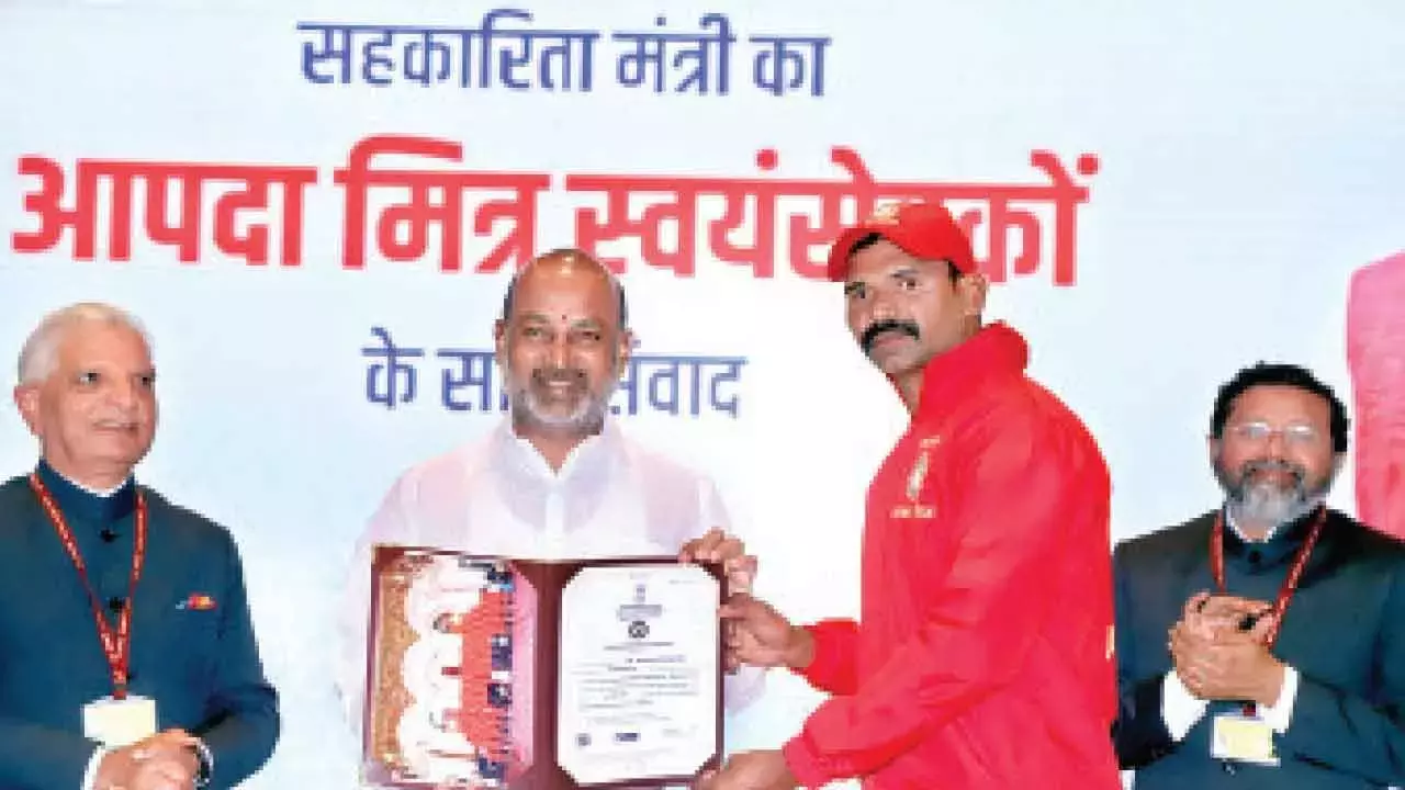 Telangana: बंदी संजय ने आपदा मित्र स्वयंसेवकों की सराहना की Telangana: बंदी संजय ने आपदा मित्र स्वयंसेवकों की सराहना की