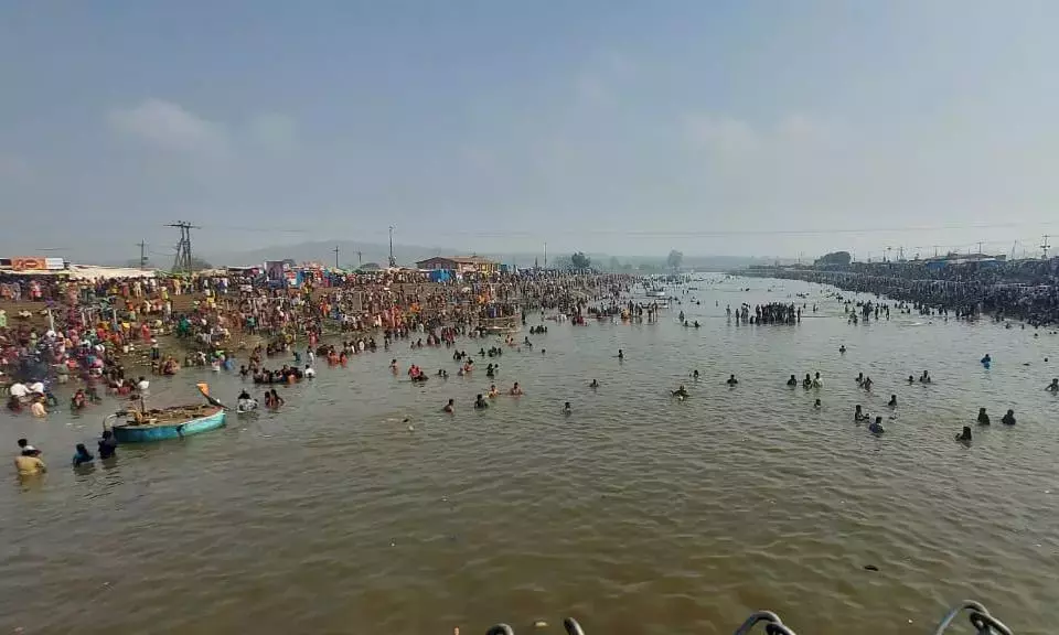 Chillakala गुट्टा की रहस्यमय धारा मेदाराम के भक्तों को आकर्षित करती है Chillakala गुट्टा की रहस्यमय धारा मेदाराम के भक्तों को आकर्षित करती है