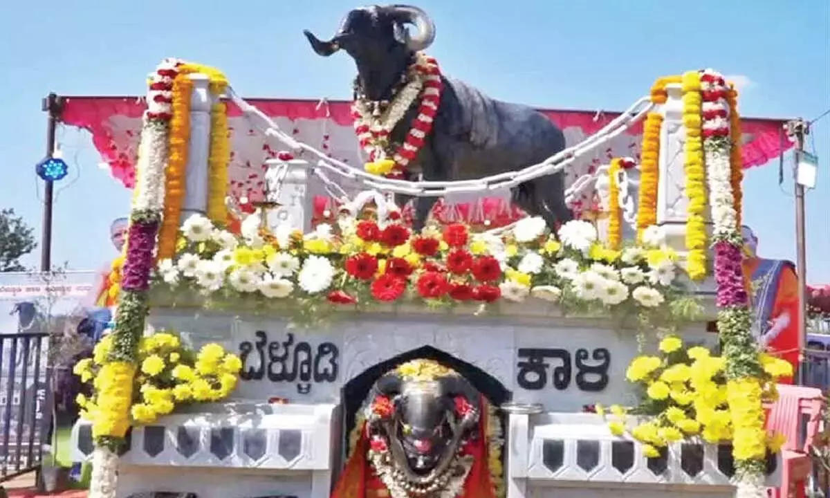 Karnataka: पारंपरिक खेल के प्रतीक, मशहूर राम बेलुडी काली के लिए स्मारक का उद्घाटन किया गया Karnataka: पारंपरिक खेल के प्रतीक, मशहूर राम बेलुडी काली के लिए स्मारक का उद्घाटन किया गया