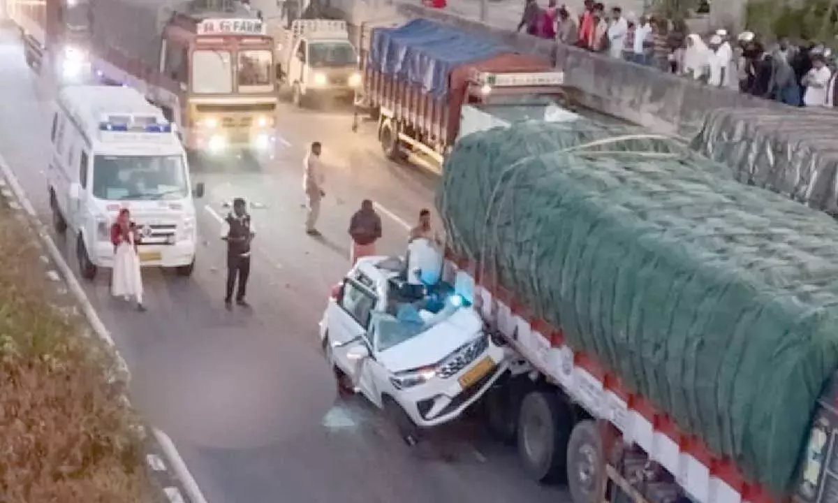 Karnataka: तुमकुरू के पास खड़ी लॉरी से कार टकराने से तीन पर्यटकों की मौत हो गई Karnataka: तुमकुरू के पास खड़ी लॉरी से कार टकराने से तीन पर्यटकों की मौत हो गई