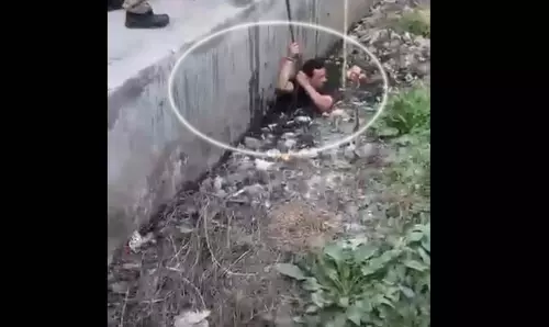 इंसानियत के जज्बे को सलाम! बच्चा गहरे नाले में गिरा, नाले में कूदा पुलिसकर्मी इंसानियत के जज्बे को सलाम! बच्चा गहरे नाले में गिरा, नाले में कूदा पुलिसकर्मी