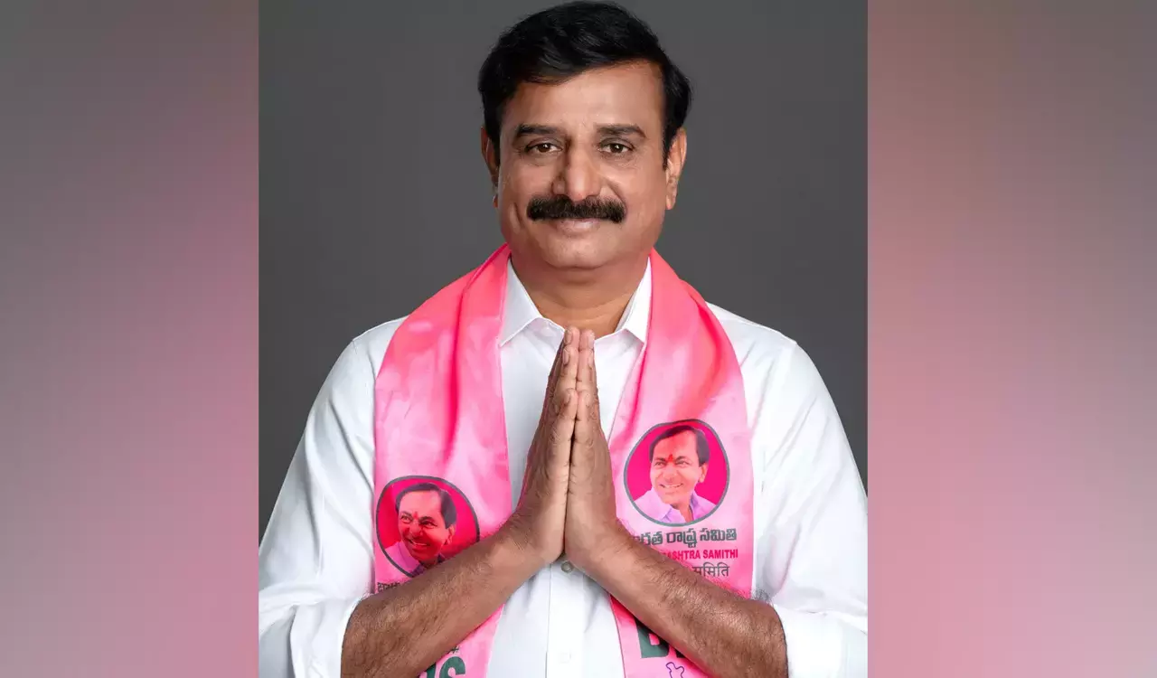 BRS विधायक कोथा प्रभाकर रेड्डी के खिलाफ झंडा उल्टा फहराने के लिए शिकायत दर्ज BRS विधायक कोथा प्रभाकर रेड्डी के खिलाफ झंडा उल्टा फहराने के लिए शिकायत दर्ज