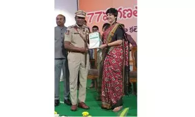 Hyderabad कलेक्टर ने सराहनीय सेवा के लिए जिला अग्निशमन अधिकारी को सम्मानित किया Hyderabad कलेक्टर ने सराहनीय सेवा के लिए जिला अग्निशमन अधिकारी को सम्मानित किया