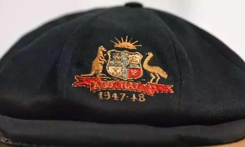 Don Bradman’s की 1947 की बैगी ग्रीन गोल्ड कोस्ट नीलामी में 460,000 डॉलर में बिकी Don Bradman’s की 1947 की बैगी ग्रीन गोल्ड कोस्ट नीलामी में 460,000 डॉलर में बिकी